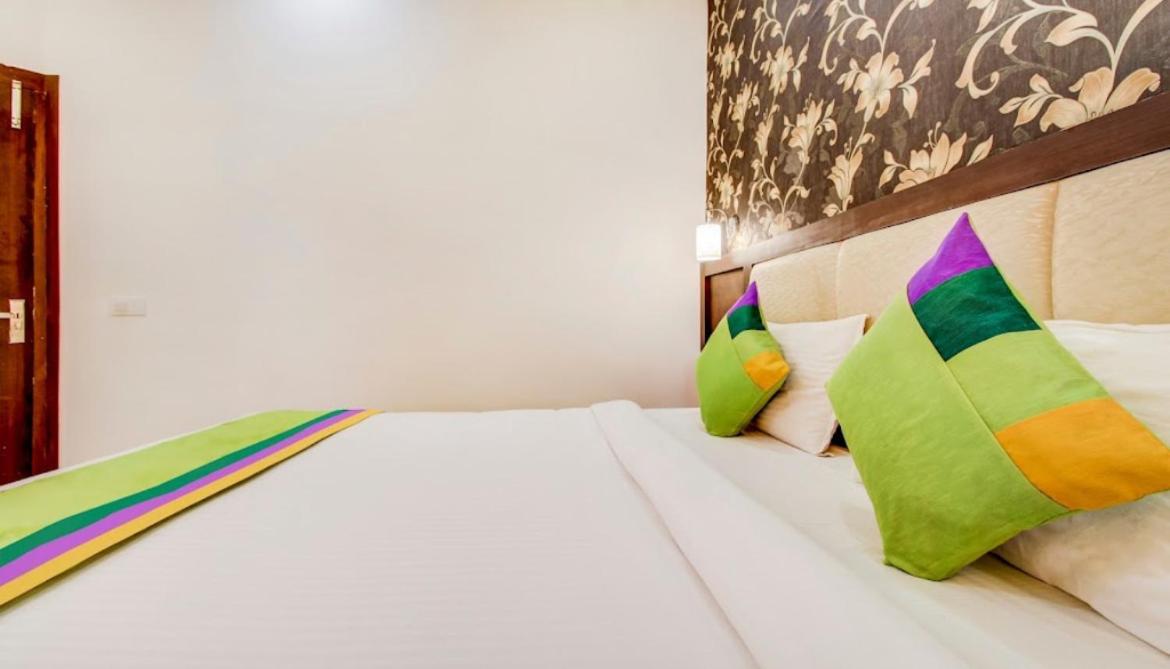 Hotel Blossom Rooms - Fully Ac Tajganj Ngoại thất bức ảnh
